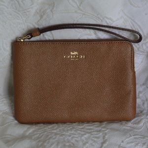 ⋇⋆✦⋆⋇ light brown coach corner zip clutch/wristlet ⋇⋆✦⋆⋇